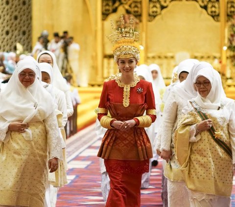 Potret Acara Berbedak Diraja Jelang Pernikahan Pangeran Abdul Mateen, Wajah Anisha Rosnah Sempat Ditutup Kain