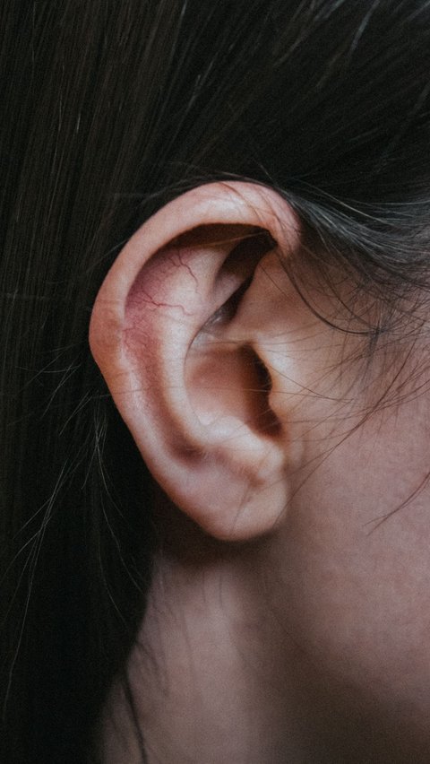 Ini dapat membantu mengurangi tekanan pada telinga karena posisi ini memungkinkan aliran udara yang lebih baik. <br><br>Dengan demikian, tekanan pada telinga dapat berkurang dan risiko sakit telinga pun dapat diminimalkan.