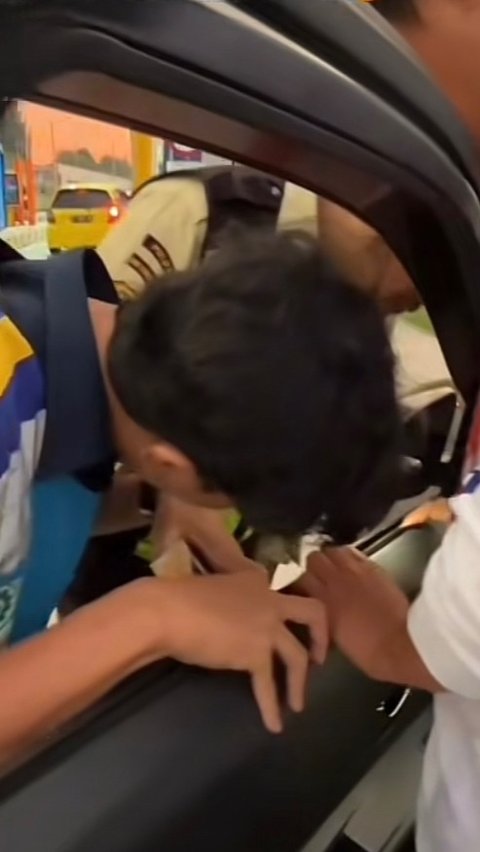 Viral Pengendara Mobil Tak Bisa Keluar Jalan Tol, Gegara Kartu Tol Buat Mainan Anak hingga Masuk ke Sela Kaca