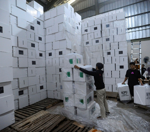 FOTO: Intip Kesibukan Gudang Logistik KPUD Mulai dari Melipat Lembaran Kertas hingga Merakit Kotak Suara Berbahan Kardus di Serpong