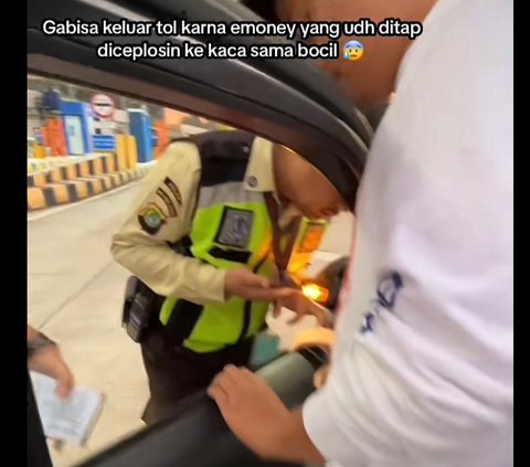 Viral Pengendara Mobil Tak Bisa Keluar Jalan Tol, Gegara Kartu Tol Buat Mainan Anak hingga Masuk ke Sela Kaca