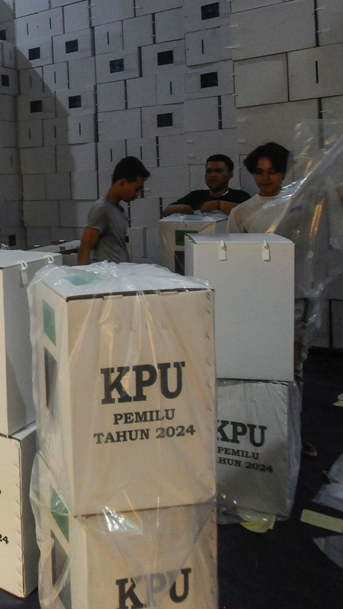 Pekerja saat melakukan pengemasan kotak suara untuk Pilpres 2024 di gedung logistik Pemilu 2024 KPU Kota Tangerang Selatan di Serpong, Tangerang Selatan, Banten, Kamis (11/1/2024).<br>