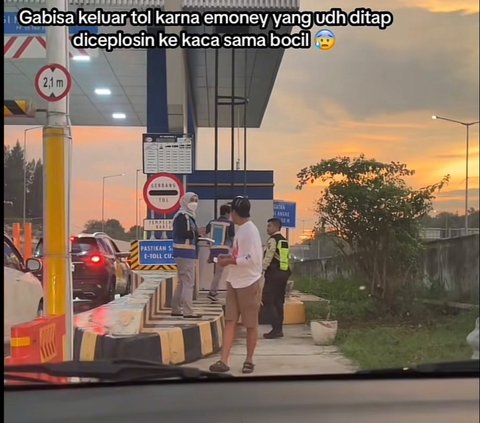 Viral Pengendara Mobil Tak Bisa Keluar Jalan Tol, Gegara Kartu Tol Buat Mainan Anak hingga Masuk ke Sela Kaca