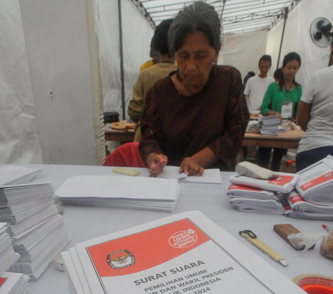 FOTO: Intip Kesibukan Gudang Logistik KPUD Mulai dari Melipat Lembaran Kertas hingga Merakit Kotak Suara Berbahan Kardus di Serpong