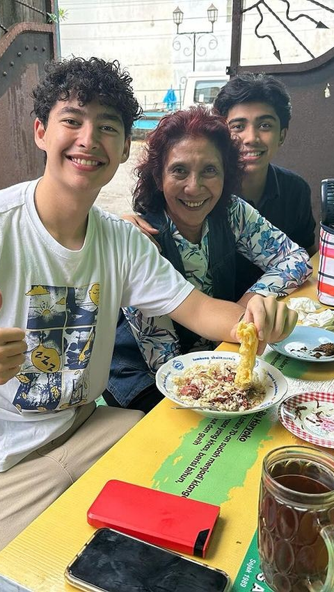 Eks Menteri Kini jadi Presiden Direktur Makan di Warung Sederhana Bareng Anak, Menunya Sop Empal & Teh Manis<br>