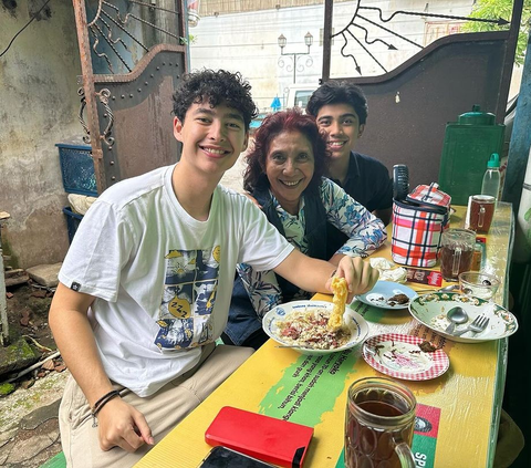 Momen santai antara ibu dengan dua pria remaja tersebut nampak dibagikan melalui akun Instagram @susipudjiastuti115 beberapa waktu yang lalu.