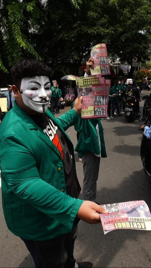 FOTO: Aksi Mahasiswa Universitas Moestopo dan UI Bagikan 4 Juta Selebaran Dampak Buruk Politik Dinasti untuk Menyadarkan Rakyat