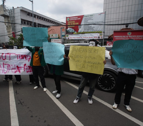 Puluhan mahasiswa dari Universitas Moestopo Beragama dan dari Universitas Indonesia (UI) menggelar aksi membagikan informasi berupa selebaran kepada para pengendara bermotor lalu lintas di depan di jalanan Jakarta, Kamis (11/1/2024).