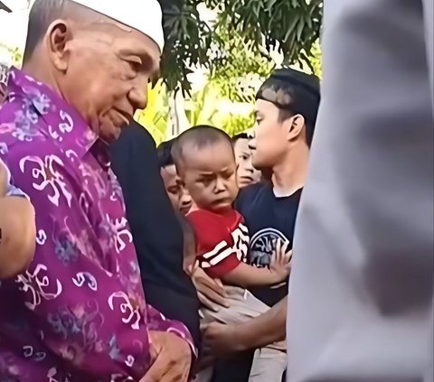 Haru! The Grandfather Can Only Comfort the Child When Asking About His Mother Who Is Being Buried: 'When Will Mom Get Better?