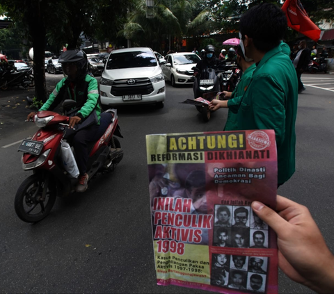 FOTO: Aksi Mahasiswa Universitas Moestopo dan UI Bagikan 4 Juta Selebaran Dampak Buruk Politik Dinasti untuk Menyadarkan Rakyat