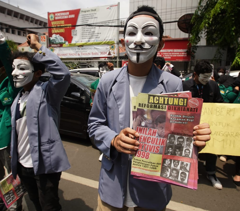 FOTO: Aksi Mahasiswa Universitas Moestopo dan UI Bagikan 4 Juta Selebaran Dampak Buruk Politik Dinasti untuk Menyadarkan Rakyat