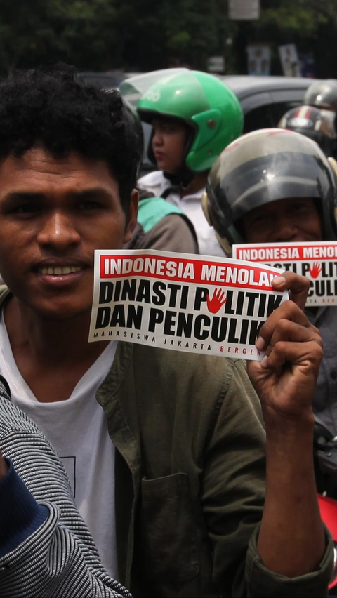 Mereka melakukan pergerakan dengan membagikan 4 juta selebaran di depan kampus.