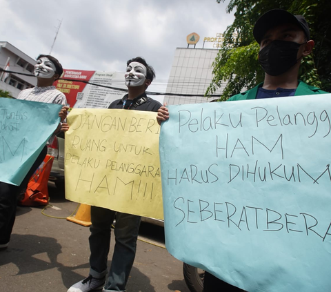 FOTO: Aksi Mahasiswa Universitas Moestopo dan UI Bagikan 4 Juta Selebaran Dampak Buruk Politik Dinasti untuk Menyadarkan Rakyat