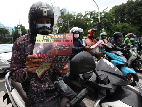 FOTO: Aksi Mahasiswa Universitas Moestopo dan UI Bagikan 4 Juta Selebaran Dampak Buruk Politik Dinasti untuk Menyadarkan Rakyat