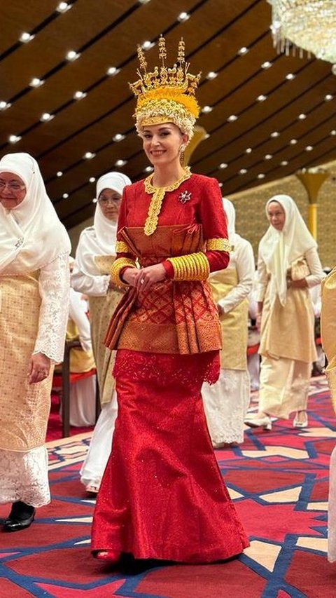 Setelah resmi menjadi suami istri, Prince Mateen dan Anisha Rosnah mengenakan busana berwarna merah emas. Keduanya masuk terpisah dengan berbeda pengiring.