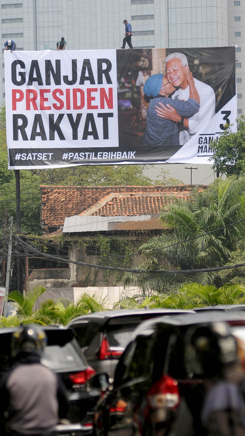 FOTO: Penampakan Baliho Ganjar Dicium Lansia Hiasi Kawasan Karet Tengsin