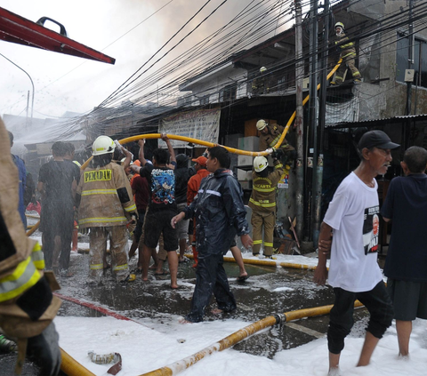 FOTO: Momen 100 Petugas Pemadam Kebakaran Jinakkan Api yang Melahap Habis Rumah dan Toko di Kawasan Manggarai