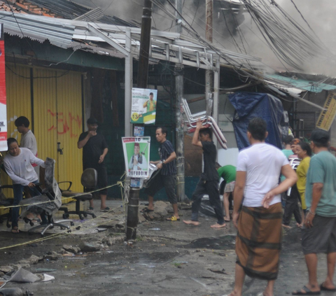 FOTO: Momen 100 Petugas Pemadam Kebakaran Jinakkan Api yang Melahap Habis Rumah dan Toko di Kawasan Manggarai