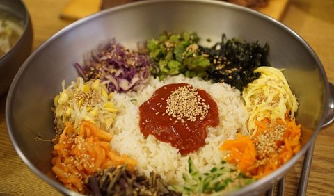 4. Mencampur makanan di Korea