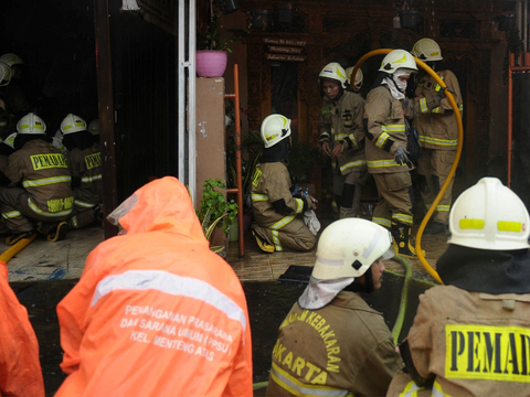 FOTO: Momen 100 Petugas Pemadam Kebakaran Jinakkan Api yang Melahap Habis Rumah dan Toko di Kawasan Manggarai