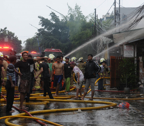 FOTO: Momen 100 Petugas Pemadam Kebakaran Jinakkan Api yang Melahap Habis Rumah dan Toko di Kawasan Manggarai