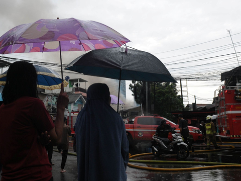 FOTO: Momen 100 Petugas Pemadam Kebakaran Jinakkan Api yang Melahap Habis Rumah dan Toko di Kawasan Manggarai