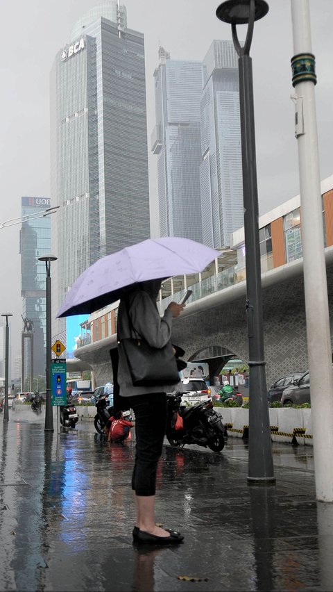 BMKG memperingatkan agar masyarakat tetap mewaspadai potensi hujan disertai kilat/petir dan angin kencang yang terjadi di sebagian wilayah Jakarta Barat, Jakarta Selatan, Jakarta Timur, dan Kepulauan Seribu.