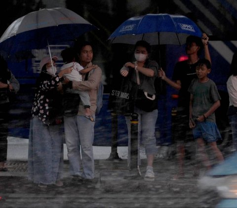 FOTO: Waspada Wilayah DKI Jakarta Diguyur Hujan dari Siang hingga Malam