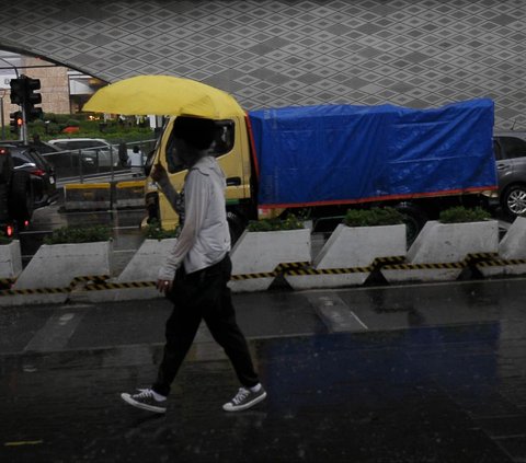 FOTO: Waspada Wilayah DKI Jakarta Diguyur Hujan dari Siang hingga Malam