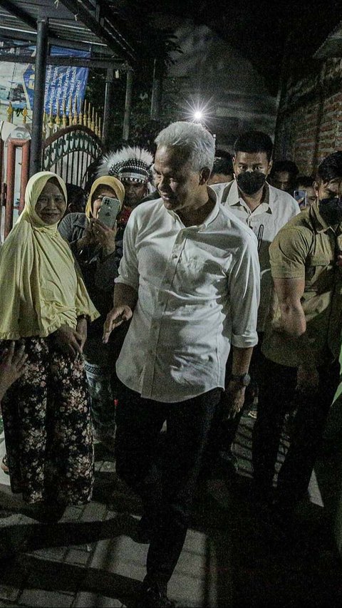 Kehadiran Ganjar di rumah Waidah di Jalan Arjuna GG.14 A, Kelurahan Slerok, Tegal Timur, Kota Tegal, Jawa Tengah, mendapat sambutan antusias dari warga sekitar.