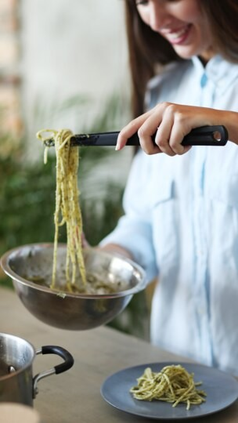 9. Gabungkan Spaghetti dengan Saus Pasta