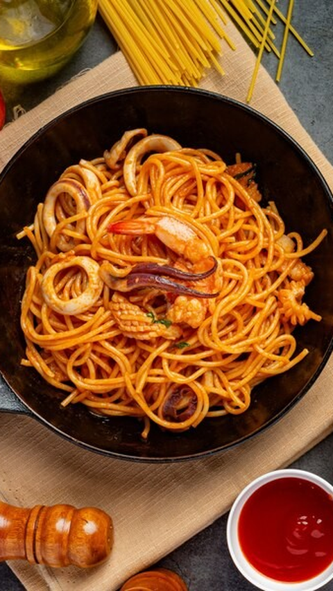 Jangan ragu untuk bereksperimen dengan bumbu dan saus sesuai dengan selera Anda. Selamat mencoba memasak pasta al dente yang mantap! 