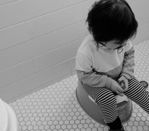 Get Your Little One Used to Using a Footstool When Using the Toilet