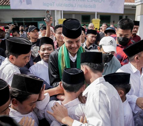 Capres nomor urut 3, Ganjar Pranowo bersilaturahmi ke Pondok Pesantren Ma'Hadut Tholabah, Tegal, Jawa Tengah, Kamis (11/1/2024). Dalam sambutannya, Ganjar mengingatkan para santri-santriwati untuk mengejar cita-cita yang diinginkan.