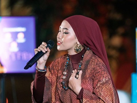 Style Etnik Jinan Laetitia, Penyanyi Indonesia yang Jadi Opener Konser Coldplay di Singapura