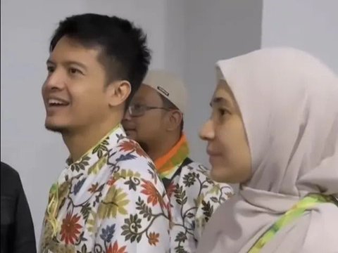 Potret Dimas Seto dan Dhini Aminarti  Umrah Bareng, Adem Lihatnya