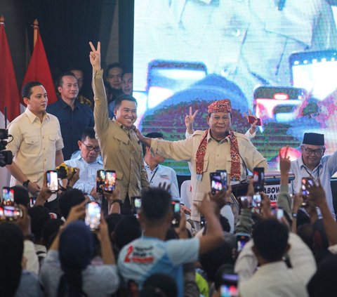 Momen Lucu Prabowo 'Promosi' Sekpri Masih Bujangan: Kalau Ada Cari Mantu, Boleh Datang ke Saya