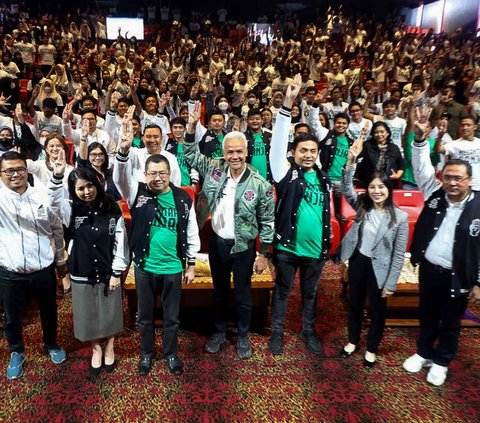 Calon presiden nomor urut 3, Ganjar Pranowo (tengah) mengangkat tiga jarinya saat menghadiri acara deklarasi relawan Nusantara Ganjar (NAGA) di Jakarta, Kamis (11/1/2024). Relawan NAGA terdiri dari anak-anak muda di bawah 30 tahun yang hadir dari 17 provinsi.