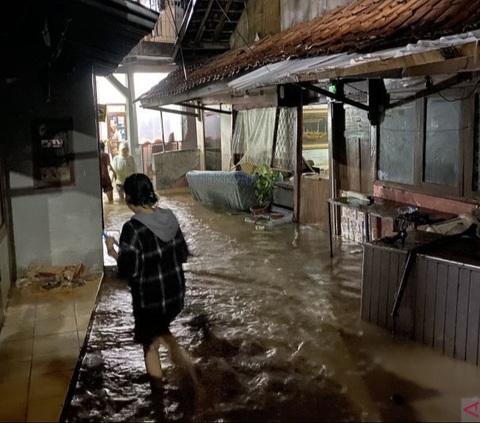 Banjir Besar Terjang Braga Bandung, Rumah-Rumah Warga Terendam hingga Satu Meter Lebih