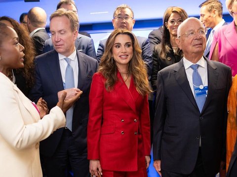 Stunning! Tengok Potret Ratu Rania dari Yordania Berbalut Blazer Merah Menyala