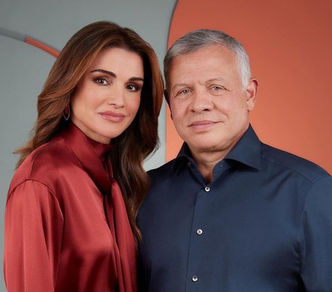 Stunning! Tengok Potret Ratu Rania dari Yordania Berbalut Blazer Merah Menyala