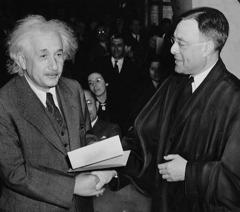 Cerita di Balik Jaket Kulit yang Sering Einstein Gunakan, Pernah Dipakai Buat “Model” Pemotretan