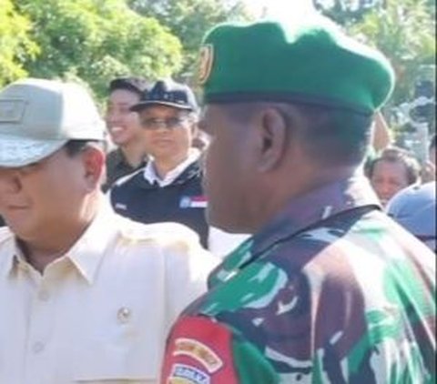 Setelah interaksi itu, Prabowo terlihat hendak meninggalkan tempat. Namun tak disangka, Babinsa asal Baucau, Timor Timur ini langsung melontarkan permintaannya. <br>