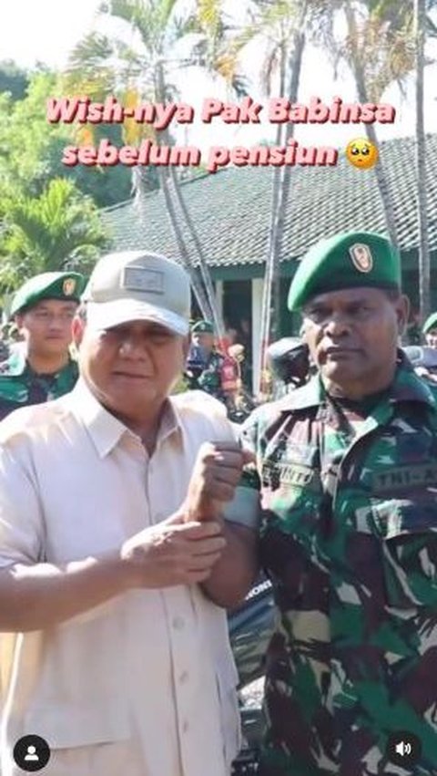 Mendengar permintaan sederhana itu, Prabowo langsung mengambil posisi untuk berfoto bersama. <br>