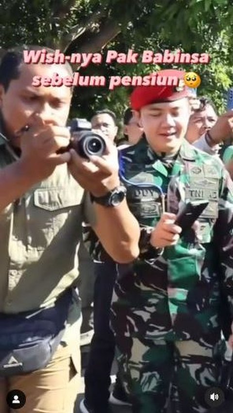 Tak hanya itu, Mayor Teddy juga terlihat langsung bergerak mengambil handphone untuk memfoto keduanya. <br>