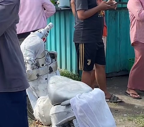 Viral Aksi Ibu-ibu Pakai Baju hingga Motor Serba Putih, Begini Endingnya