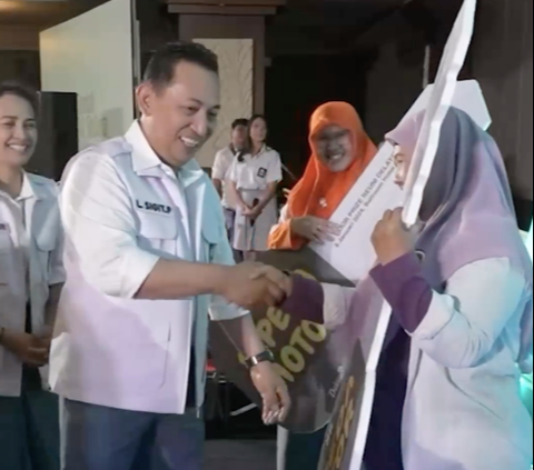 ⁠Momen Kapolri Jenderal Listyo Sigit Prabowo 'Happy' Banget Ikut Reuni Putih Abu-abu, Penampilannya Pakai Seragam SMA Curi Perhatian