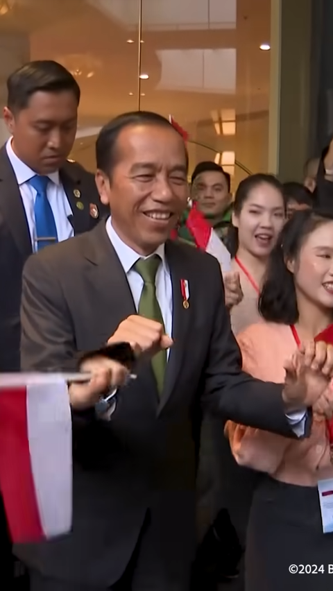 Jokowi's Style of Dancing Gacor with WNI Online Ojek Partners in Vietnam