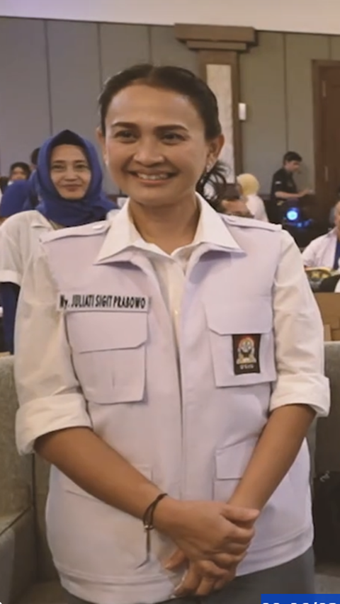 Istri Kapolri, Juliati yang turut hadir terlihat cantik berseragam SMA. Rambutnya diikat dengan kepangan menambah pesona anggun dan elegan ketua umum Bhayangkari tersebut.