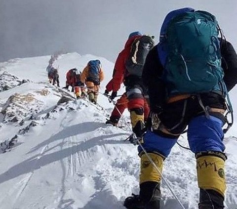 No Need to go to Space, One Selfie Photo of a Climber at the Peak of Mount Everest Breaks the Flat Earth Theory